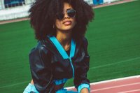 Zo draag je de trendy track jacket dit seizoen