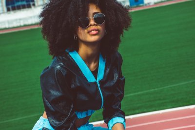 Zo draag je de trendy track jacket dit seizoen